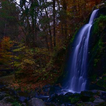 ...soumrak nad podzimním vodopádem...