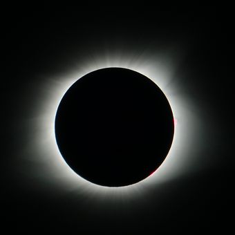 Sluneční koróna při zatmění Slunce 21.8.2017 v USA