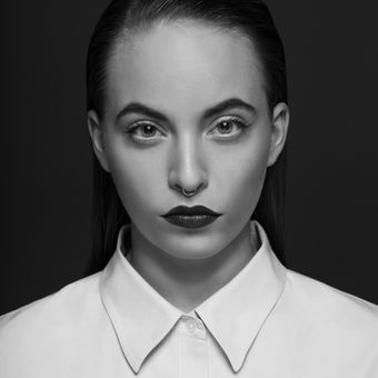 černobílý portrét