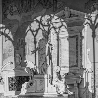 Stín ženy v Camposanto Monumentale