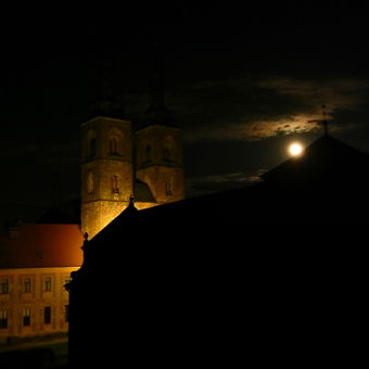 Noc v klášteře při úplňku