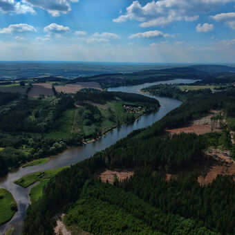 Klokočov, řeka Chrudimka se pomalu mění v přehradu Seč.