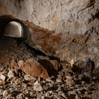 Devastace jeskyně Daloviča