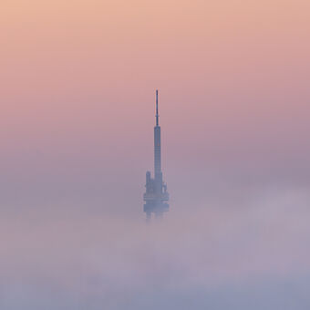 Za mlhou hustou tak, že by se dala krájet a dost možná ještě dál, je Žižkovská televizní věž.