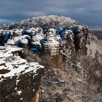 Zima na Tiských skalách, v dáli Děčínský Sněžník