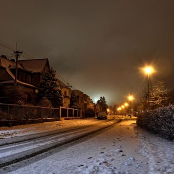 Zasněžená noční ulice