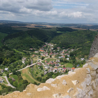Výhled z hradu Čachtice na Višňové