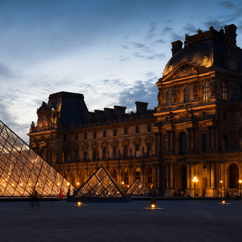 Louvre večer