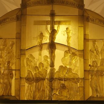Skleněný oltář v kostele sv. Vintíře v Dobré Vodě