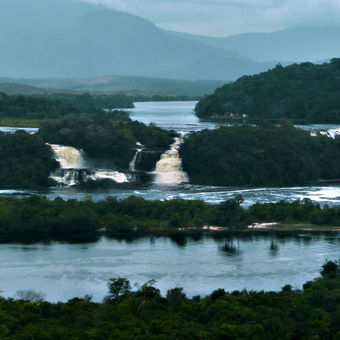 Vodopády na řece Carrao v np Canaima