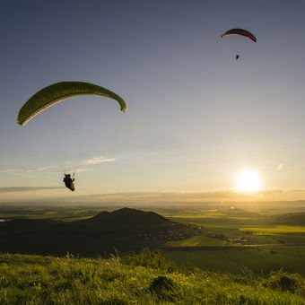 Paragliding při západu slunce