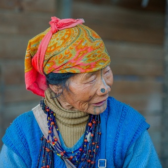 Žena z kmene Apatani