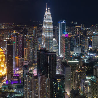 Výhled na Petronas Twin Towers z KL Tower v Kuala Lumpur