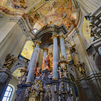 Sloupkovitý barokní oltář