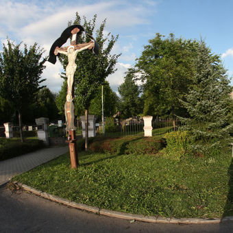 Před hřbitovem v Kunčičkách u Bašky