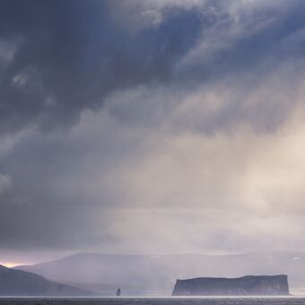 Island, pohled na "ptačí" ostrov Drangey