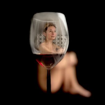 … ve sklenici vína