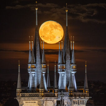 Měsíc mezi věžemi Týnského chrámu