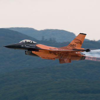 F 16   (SIAF Sliač 30.8.2013) plamínek !