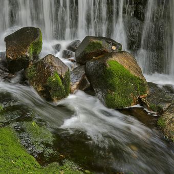 Kameny pod vodopádem
