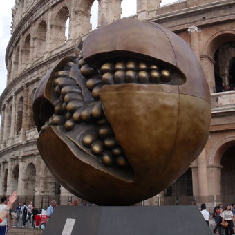 Architekty dělí věky ... starověké Koloseum jako pozadí Granátového jablka ...