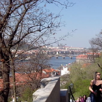 Golden Prag, Frühling und Mädchen