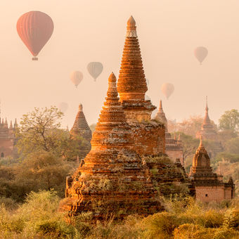 Let horkovzdušných balónů nad Baganem