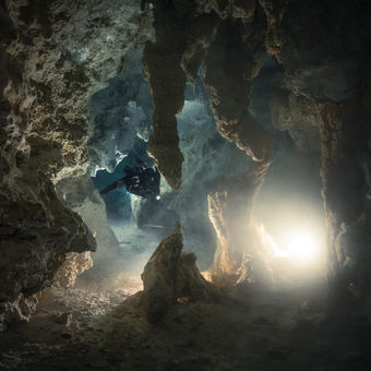 Úsvit ve spleti krápníků jeskyně Chan Hol - upstream