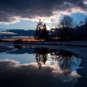 Zrcadlení v zimním jezeře