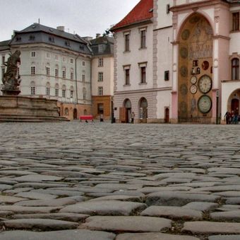 Olomoucké náměstí s orlojem "od podlahy"