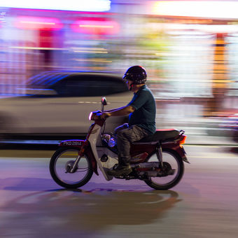 Motorkář na ostrově Penang