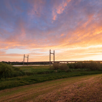 Západ slunce nad mostem u města Kampen