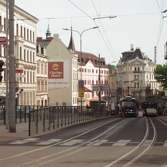 Pohled k tramvajové zastávce v Palachově ulici v Liberci 22.5.2023 Analog