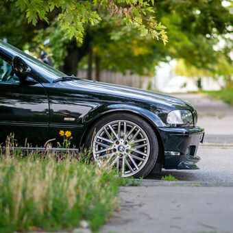 Černé BMW 3 na ulici