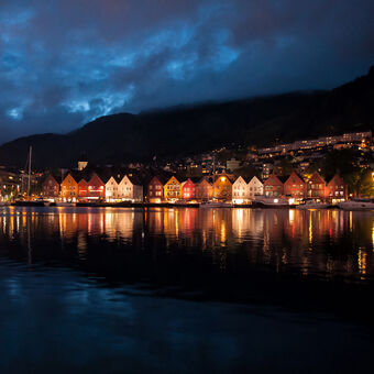 Dřevěné domy Bryggen večer na nábřeží - Bergen, Norsko