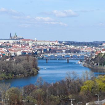 Opět Praha, její mosty, řeka a dávné věky.