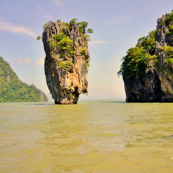 Exotický ostrov Jamese Bonda a slavný vápencový útvar Ko Tapu v Thajsku proslavená filmem Muž se zlatou zbraní. Skála stojí u pobřeží thajského národního parku Ao Phang-Nga