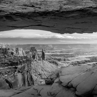 Canyonlands skrz Mesa Arch