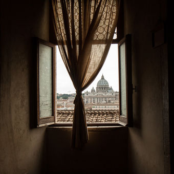 V okně celý Vatikán.