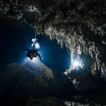 Potápěč v zatopené jeskyni Tortugas - upstream