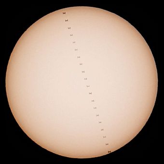 Přelet ISS na pozadí se Sluncem