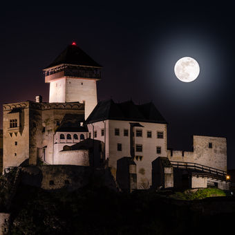 Trenčiansky hrad za svitu mesiaca