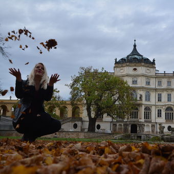 Podzimní hrátky s listím na zámku v Ploskovicích