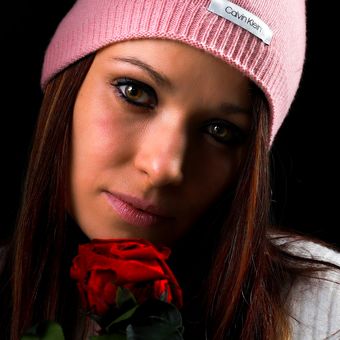 žena s růží
