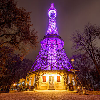 Purpurová Petřínská věž