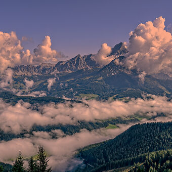 Pohled do údolí pod horským masivem Dachstein