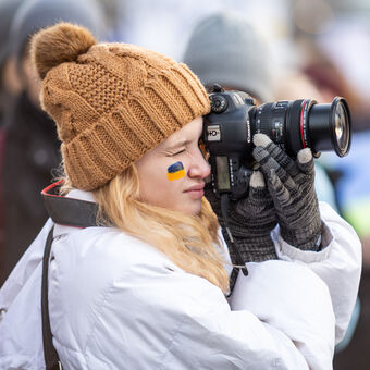 Mladá aktivistka dokumentující demonstraci na Václavském náměstí