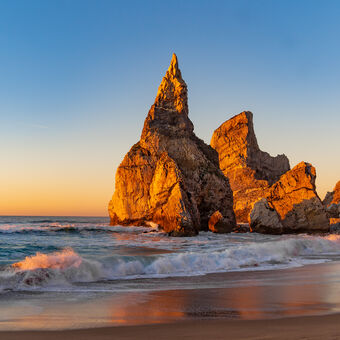 Západ slunce na pláži Ursa, Portugalsko
