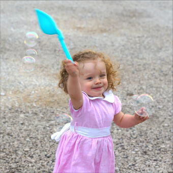 Dievčatko s bublinkami...