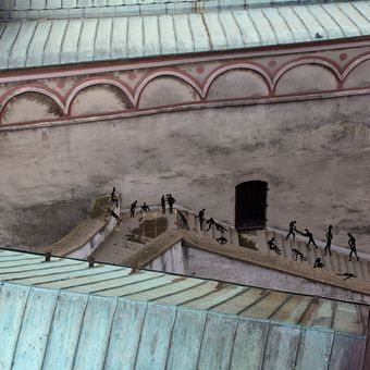 po schodoch  (Trenčianský hrad)